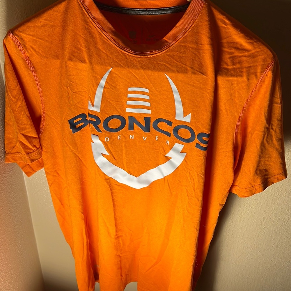 NFL Nike Mens Team Apparel DriFit Denver Broncos Tee Color Orange Size Medium